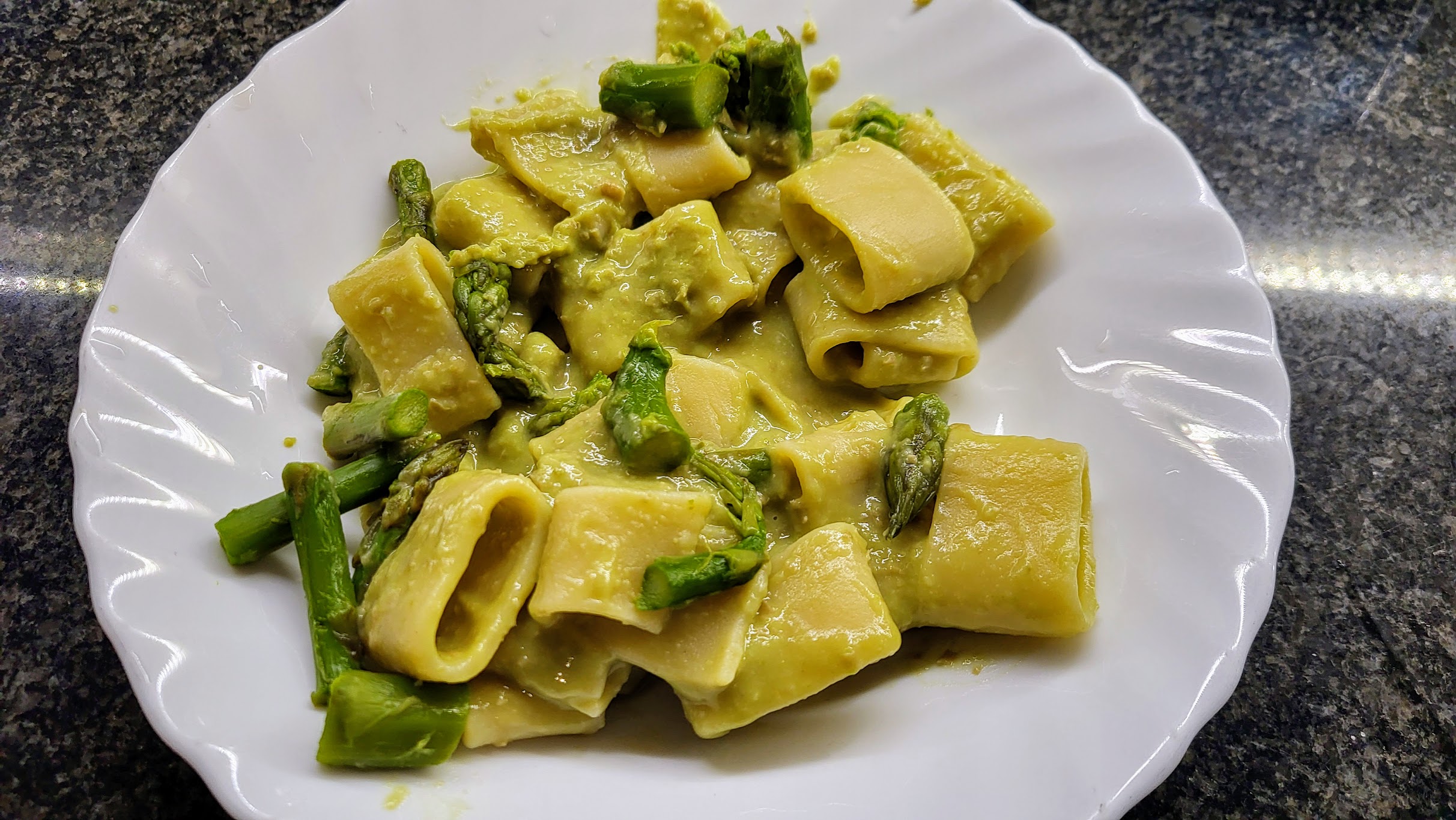 Calamarata con crema di fave e asparagi